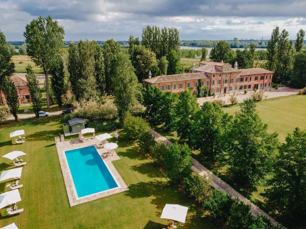 een luchtzicht op een groot landgoed met een zwembad bij Tenuta Ca' Zen in Taglio di Po
