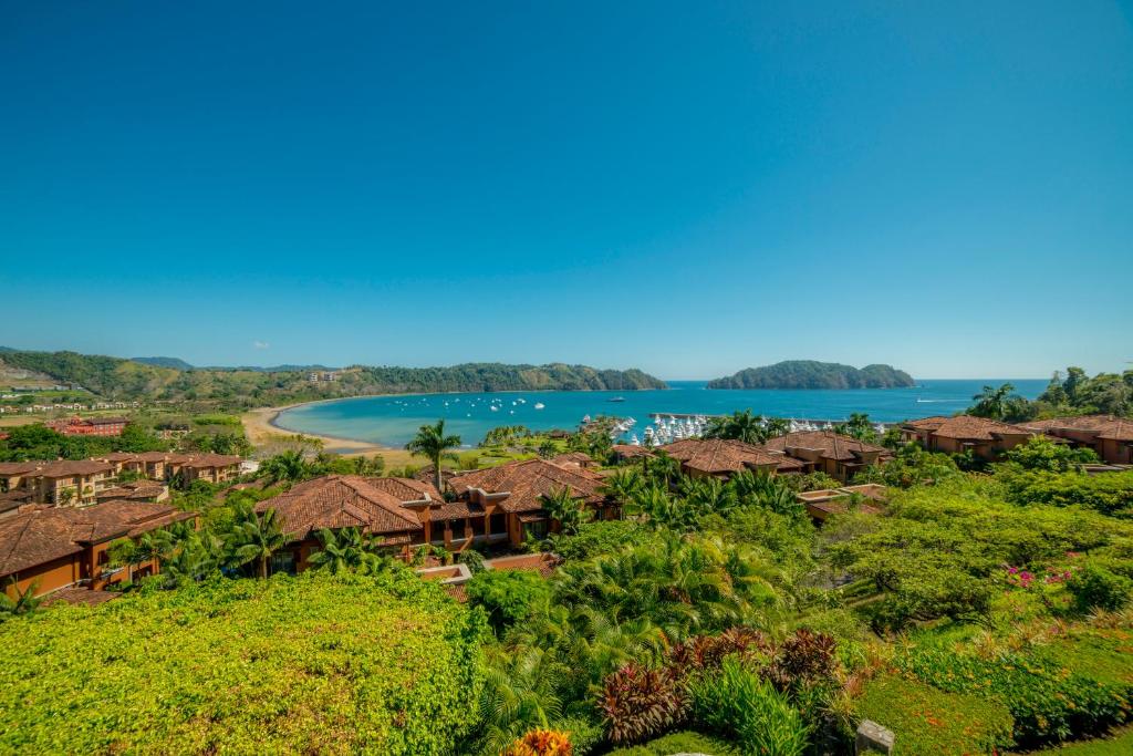 una vista aérea de un complejo con playa y agua en Los Suenos Resort Marbella 3D, en Herradura