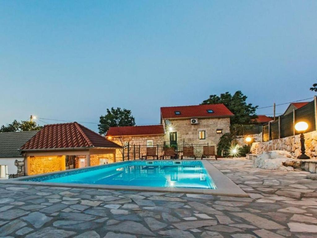 Bazén v ubytovaní Holiday house Buljanovi Dvori with private pool alebo v jeho blízkosti