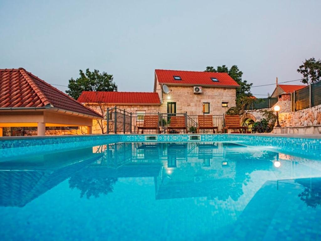 Bazén v ubytovaní Holiday house Buljanovi Dvori with private pool alebo v jeho blízkosti