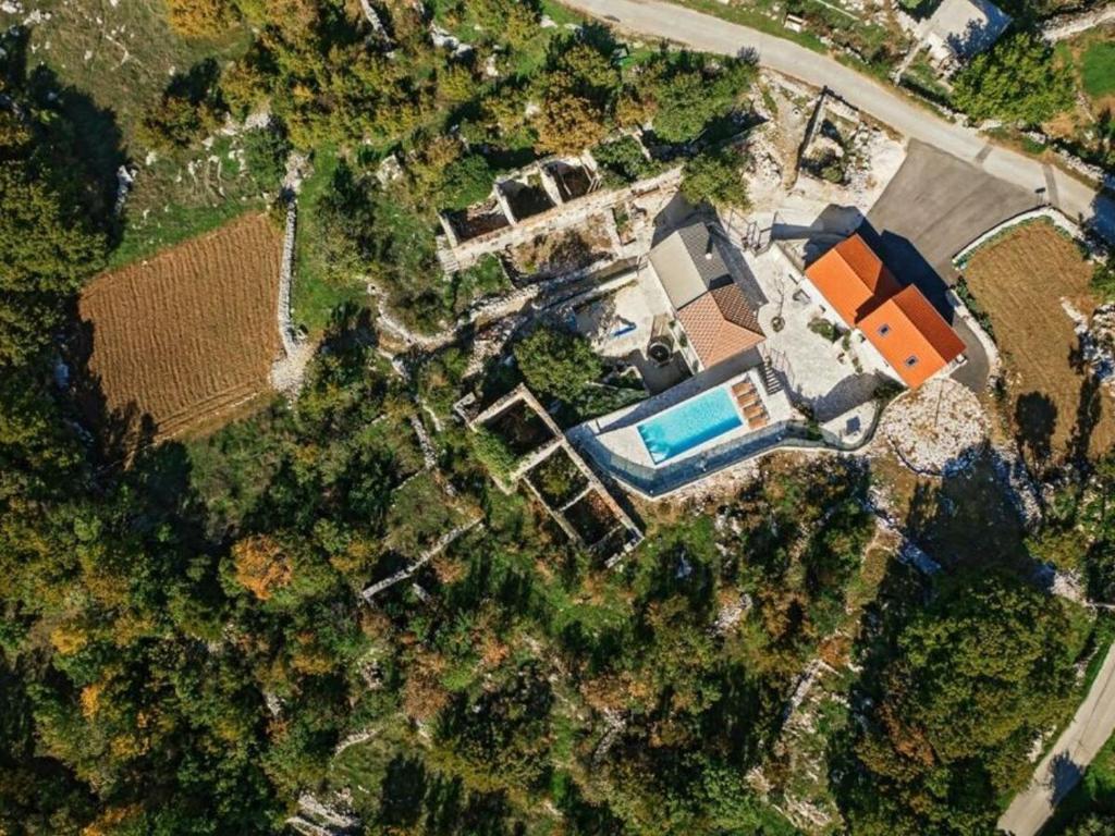 Bazén v ubytovaní Holiday house Buljanovi Dvori with private pool alebo v jeho blízkosti