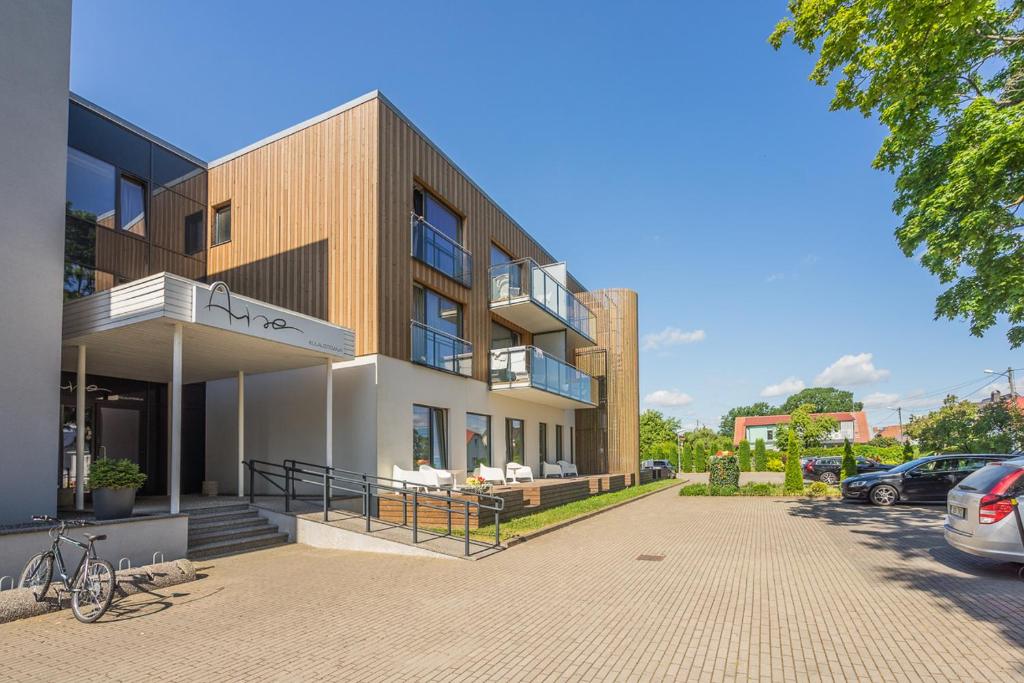 un edificio de apartamentos con un coche aparcado en un aparcamiento en Lovely Aisa apartment in Pärnu en Pärnu