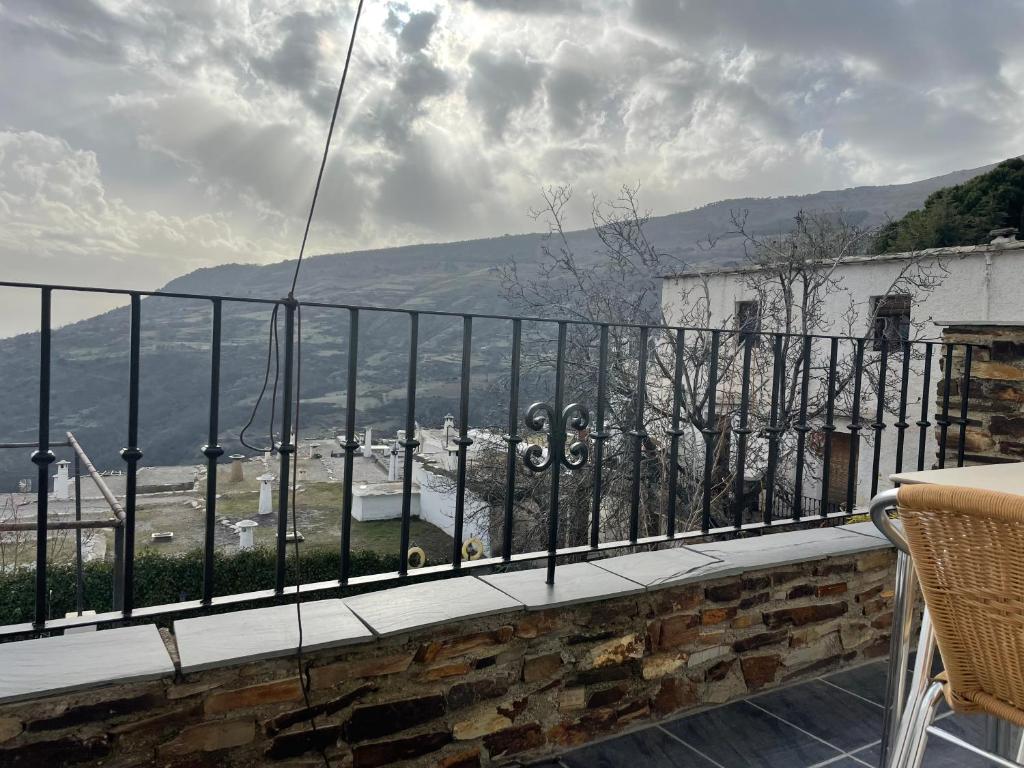 Hostal Rural Poqueira - غرفة ثلاثية مع تراس