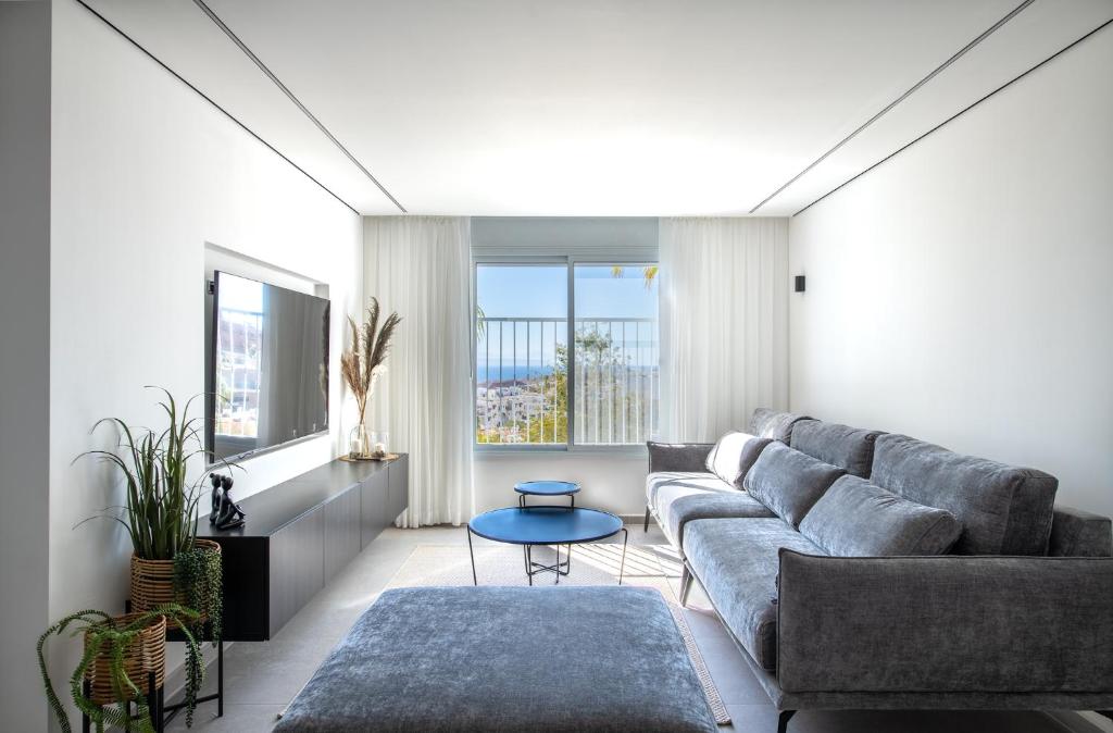 ein Wohnzimmer mit einem Sofa und einem Tisch in der Unterkunft Sunlight-Luxury and sea view apartment in Eilat