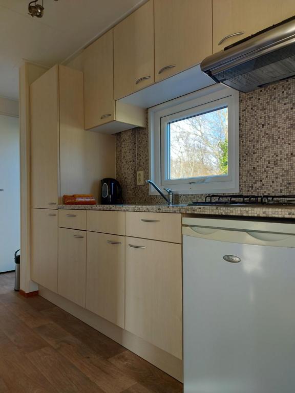 Kuchyň nebo kuchyňský kout v ubytování Stacaravan 161 5* camping De kuilart in Friesland