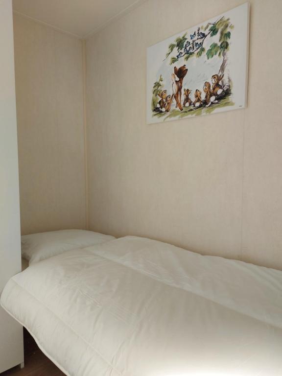 Postel nebo postele na pokoji v ubytování Stacaravan 161 5* camping De kuilart in Friesland