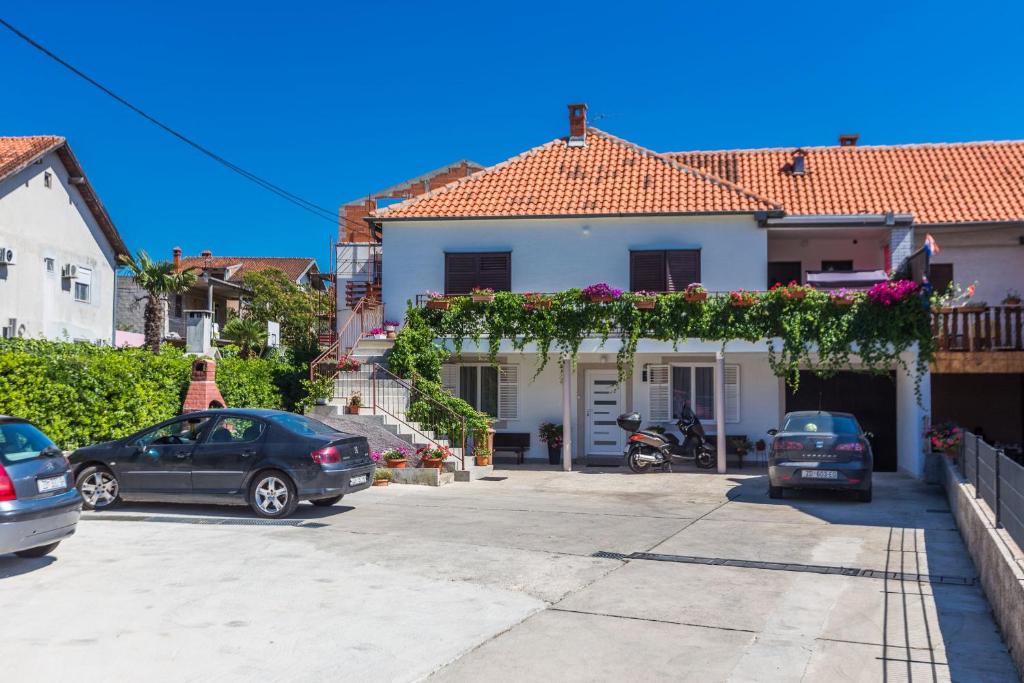 dom z samochodami zaparkowanymi na parkingu w obiekcie Kelava Rooms w mieście Zadar