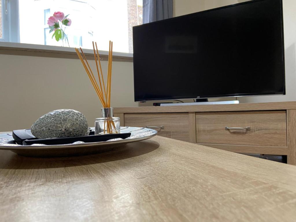 TV a/nebo společenská místnost v ubytování Cosy 3-bedroom house, stones throw to beach