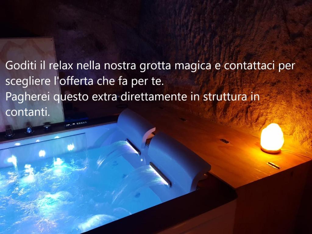 een bad met een kaars in de badkamer bij La grotta nel borgo in Roccastrada