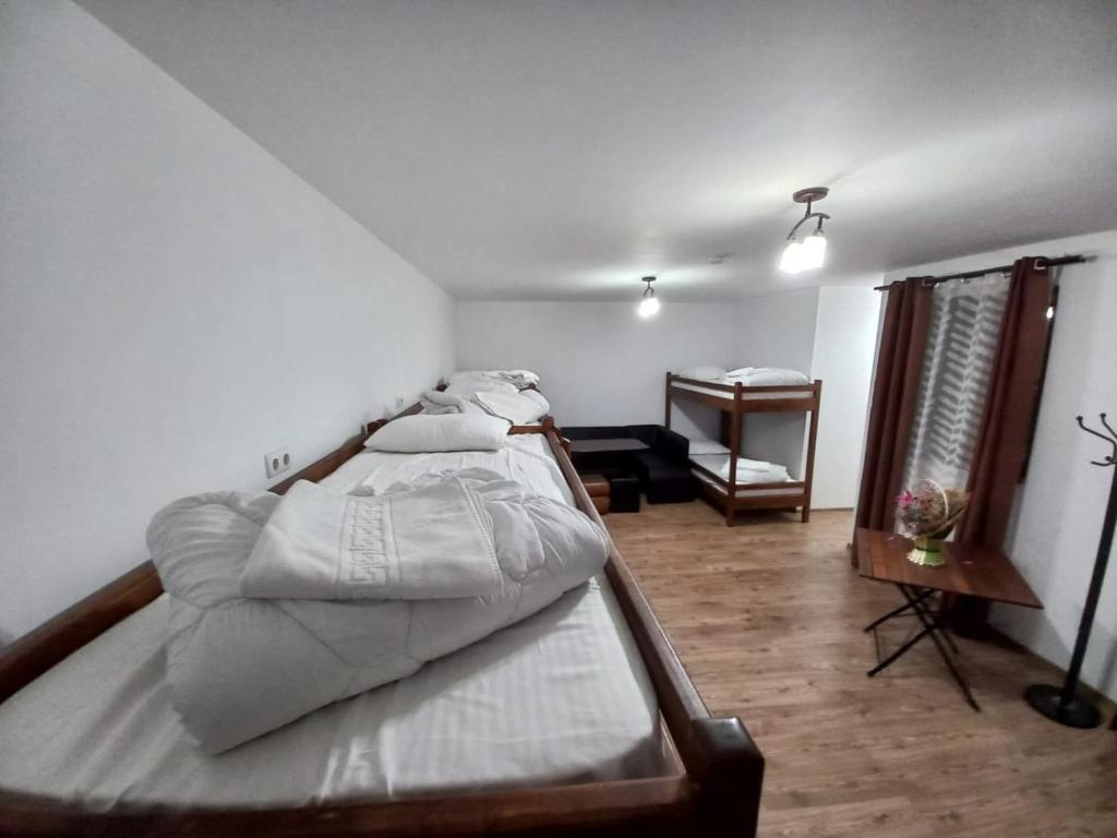 Postel nebo postele na pokoji v ubytování Pensiunea Adriano