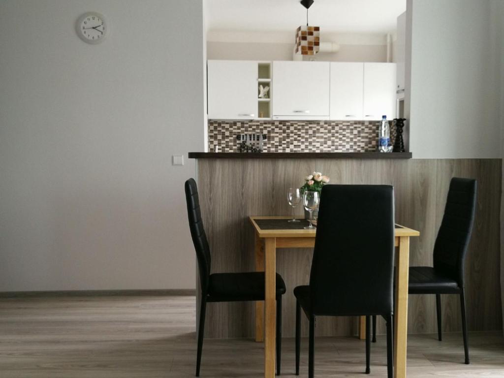 ein Esszimmer mit einem Tisch und Stühlen in der Unterkunft Draugystės Apartment in Šiauliai