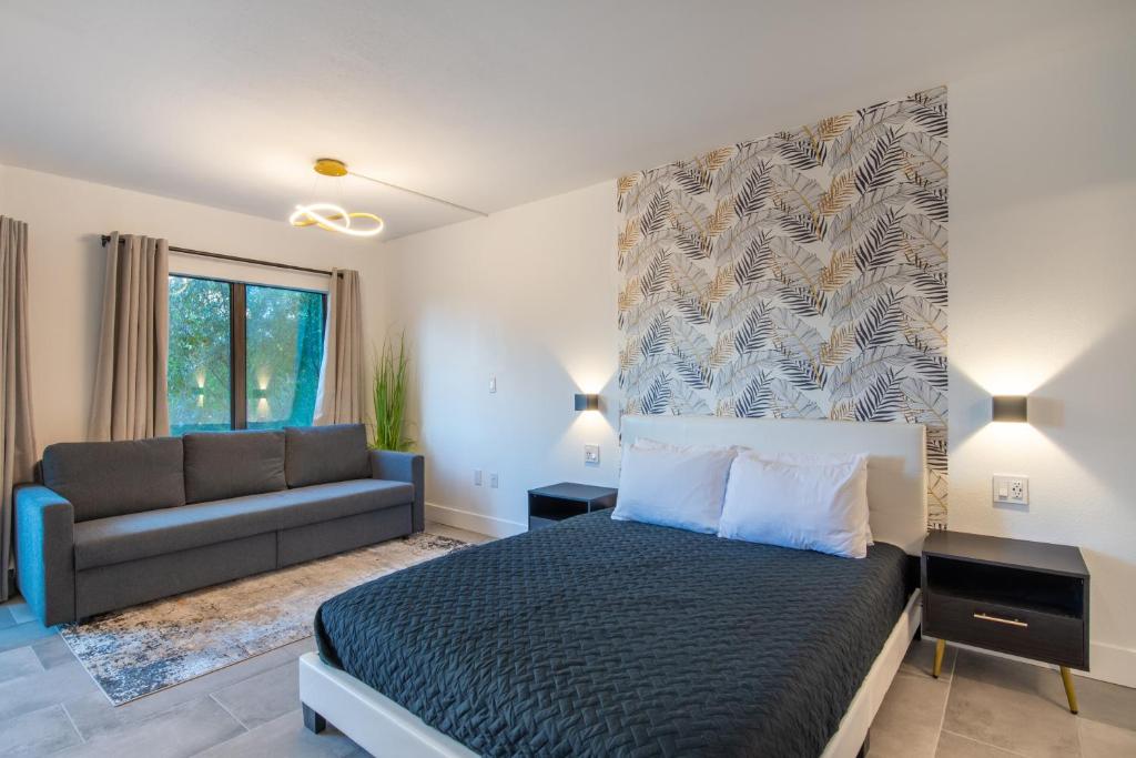 ein Schlafzimmer mit einem Bett und einem Sofa in der Unterkunft NEW - remodeled Studio close to Universal Studios in Orlando
