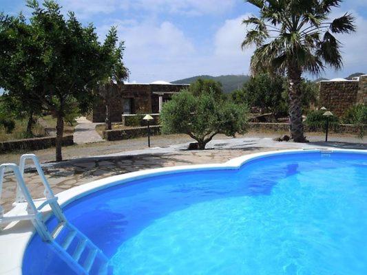 Bazén v ubytovaní Residence Degli Ulivi Pantelleria alebo v jeho blízkosti
