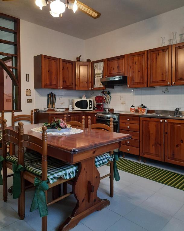 Appartamento Domusnovas - Spazioso Alloggio con Vista Montagna