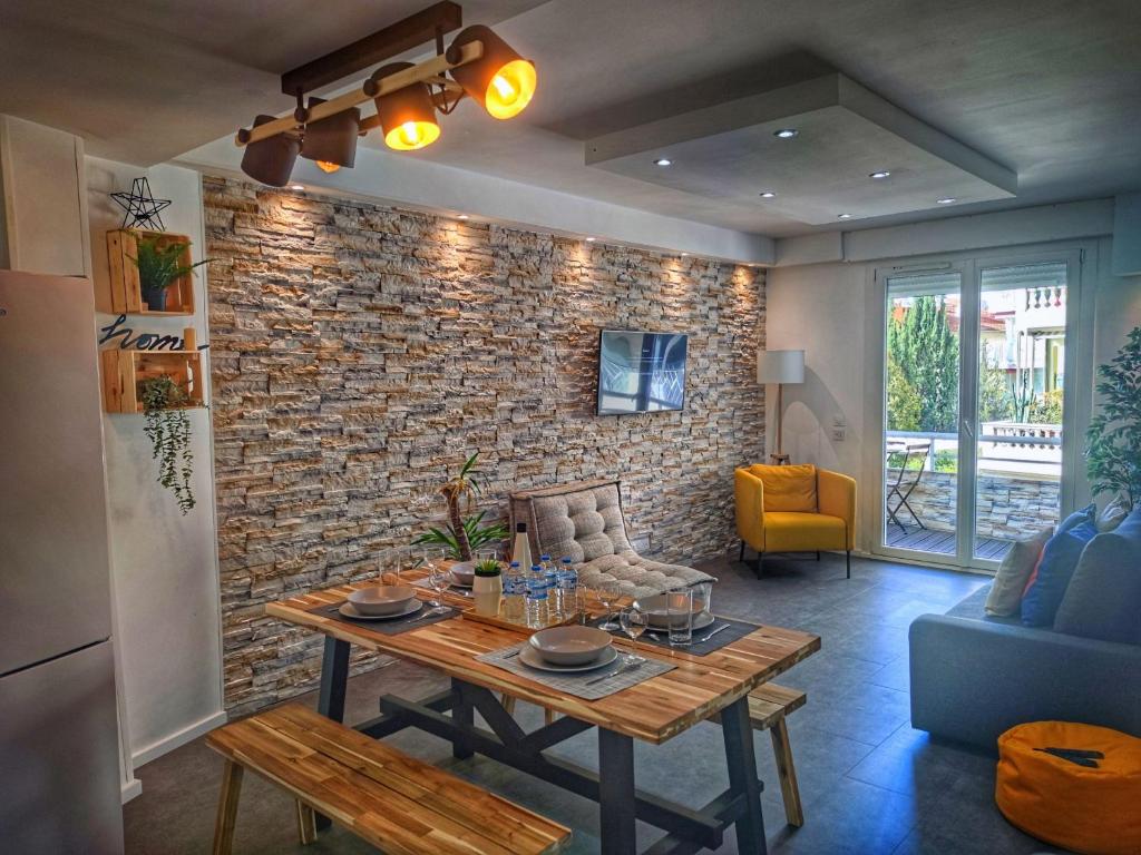 uma sala de estar com uma mesa e uma parede de tijolos em Cannes Holiday suite à 2 pas du festival em Cannes