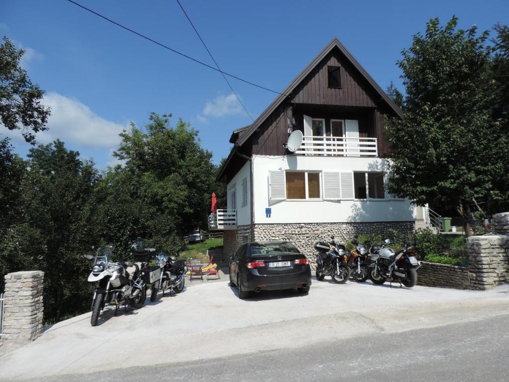 un grupo de motocicletas estacionadas frente a una casa en Guesthouse Nikola, en Lagos de Plitvice