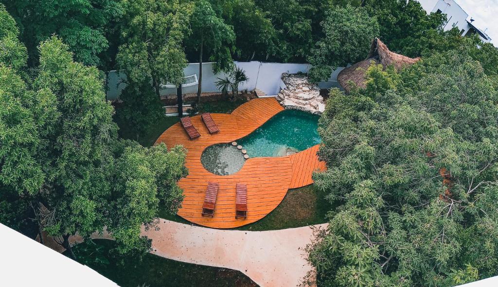 una vista aérea de un patio trasero con una piscina con bancos en Coco Village, en Tulum