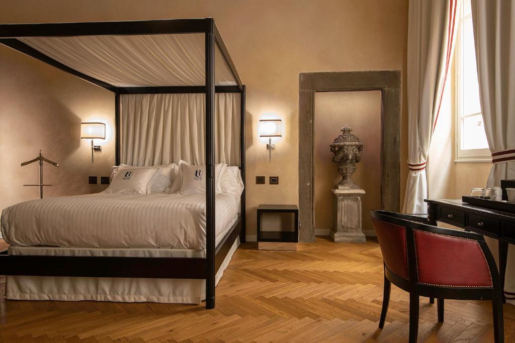A bed or beds in a room at Relais Uffizi
