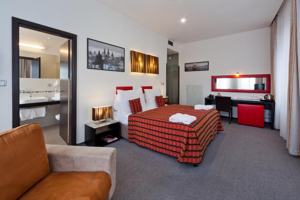 una camera d'albergo con letto e divano di Prague Inn a Praga