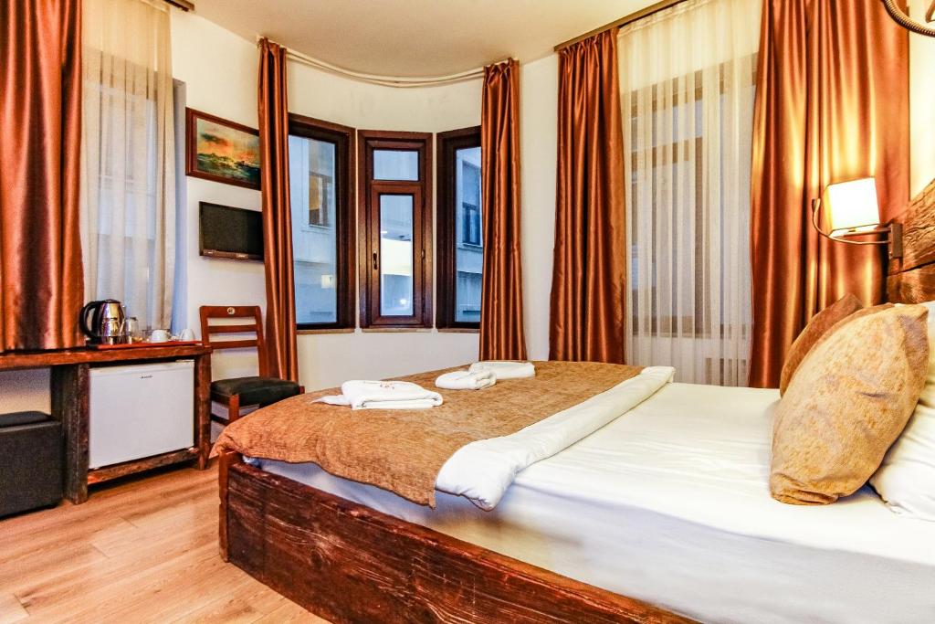 um quarto de hotel com uma cama e duas janelas em Double DD Hotel em Istambul