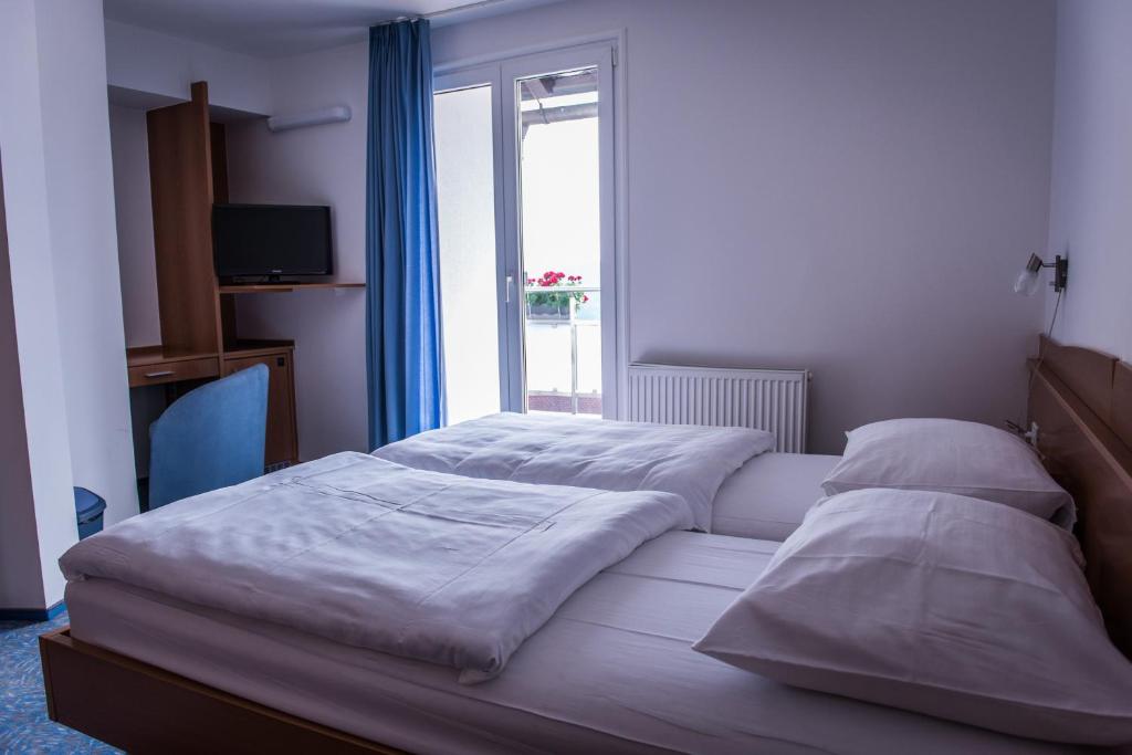 Postel nebo postele na pokoji v ubytování Hotel Bellevue