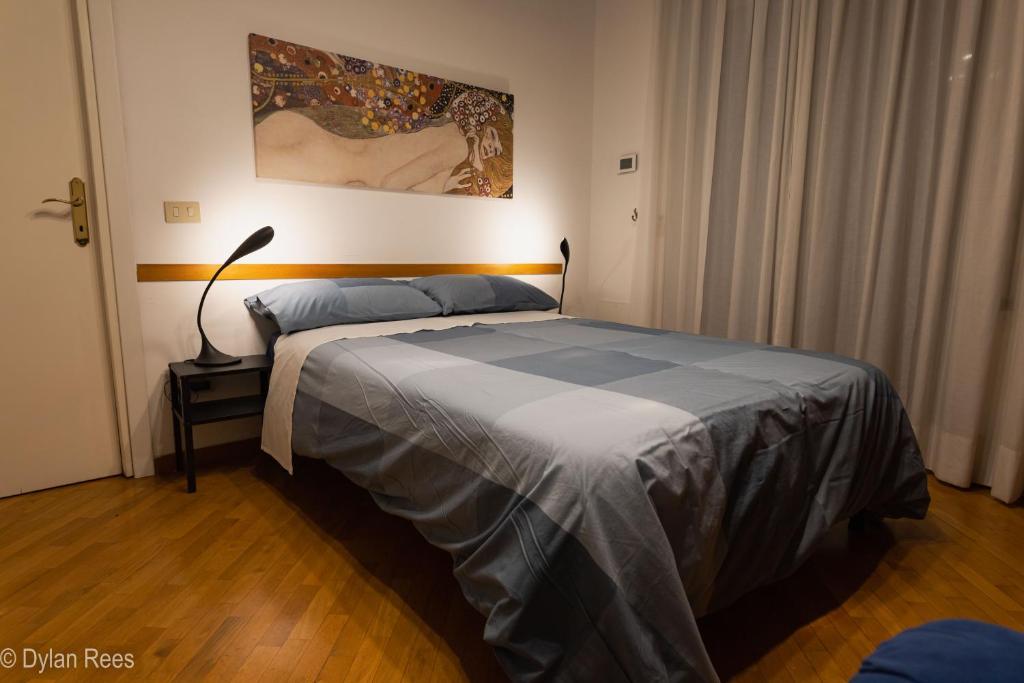 Posteľ alebo postele v izbe v ubytovaní Bob's Fleming House