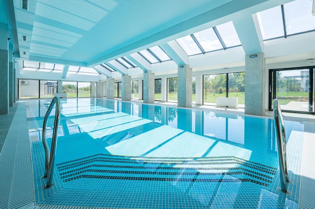een groot zwembad met trappen in een gebouw bij Luxury apartment Vodolei in Krapets