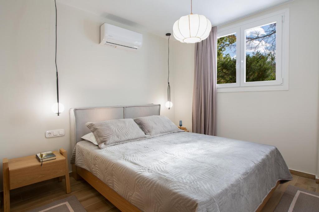 Posteľ alebo postele v izbe v ubytovaní Poly's Villa Lefkada