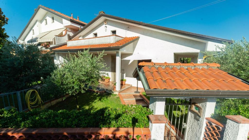 OrtonovoにあるB&B Il Girasoleのオレンジ色の屋根の白い家