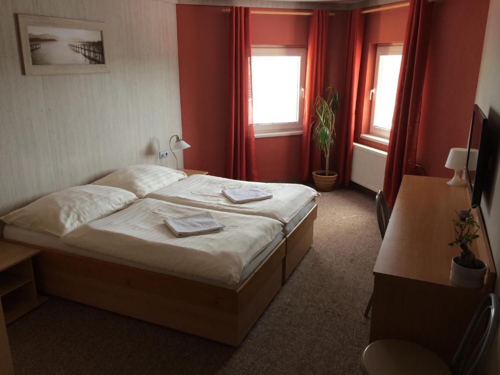 Een bed of bedden in een kamer bij Hotel Pohádka