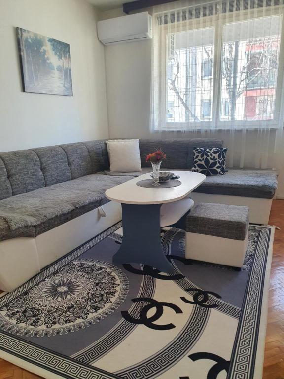 ein Wohnzimmer mit einem Sofa und einem Tisch in der Unterkunft Diamond M Apartment in Bihać