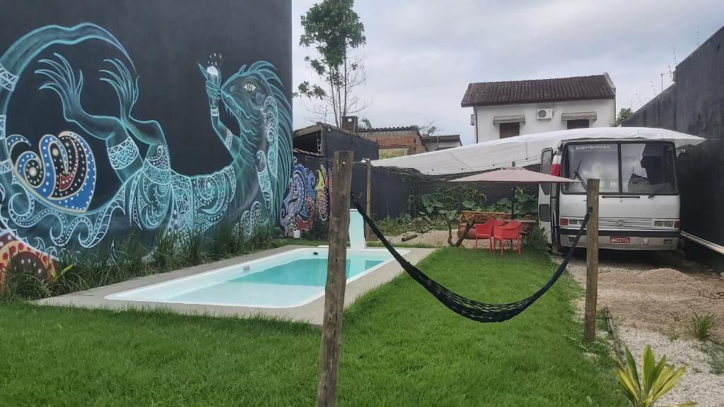 a rv parked next to a yard with a pool at LolosaBUS - Não é apenas uma hospedagem e sim uma EXPERIÊNCIA! in Ubatuba