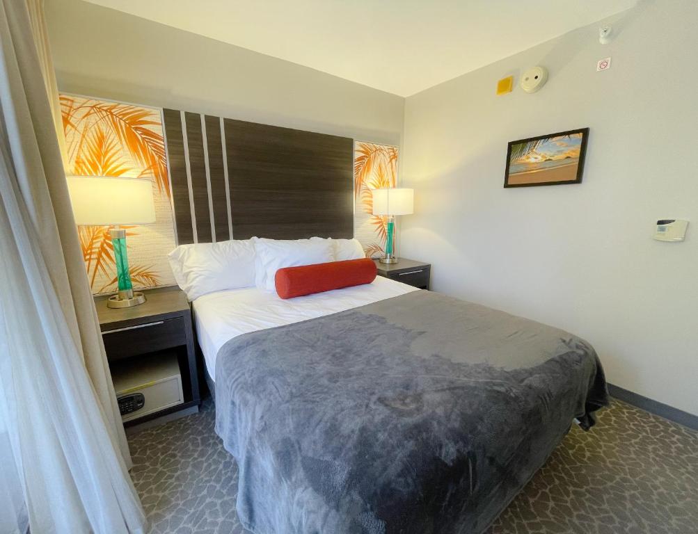 ein Hotelzimmer mit einem Bett und einem Fenster in der Unterkunft Aqua Palms 306 condo in Honolulu