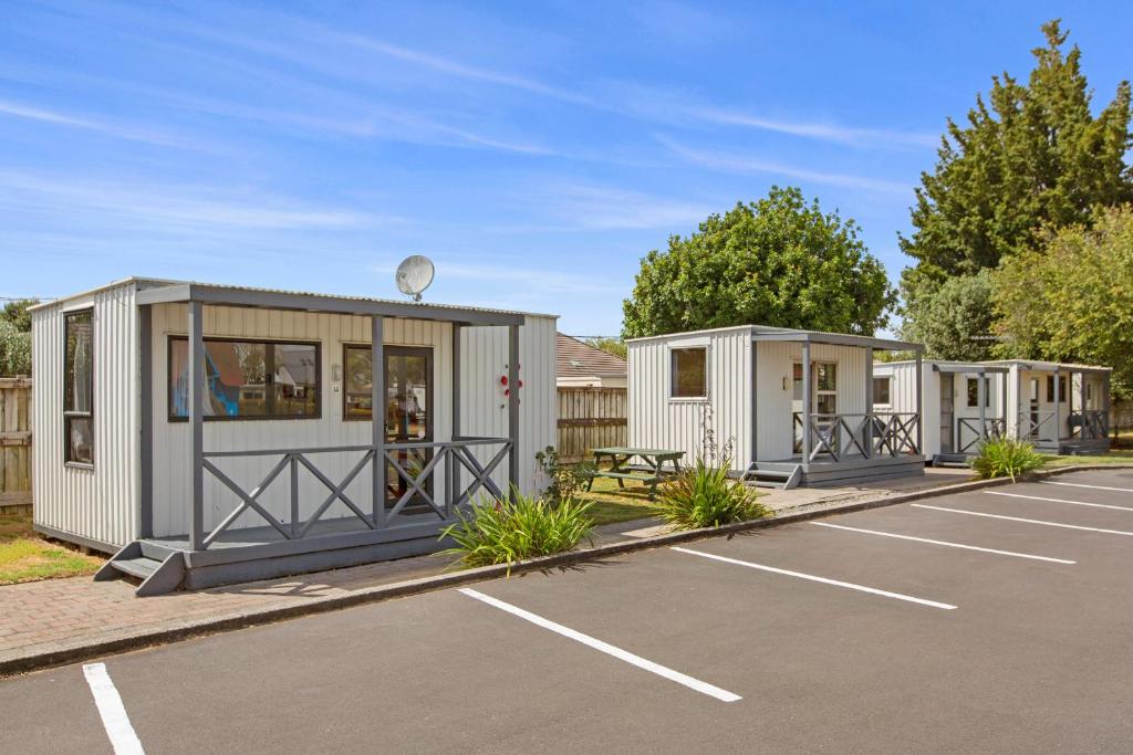 
Family Room with Shared Bathroom (No blanket)
