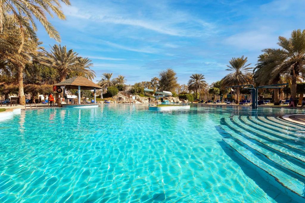Bazén v ubytování Radisson Blu Hotel & Resort, Al Ain nebo v jeho okolí