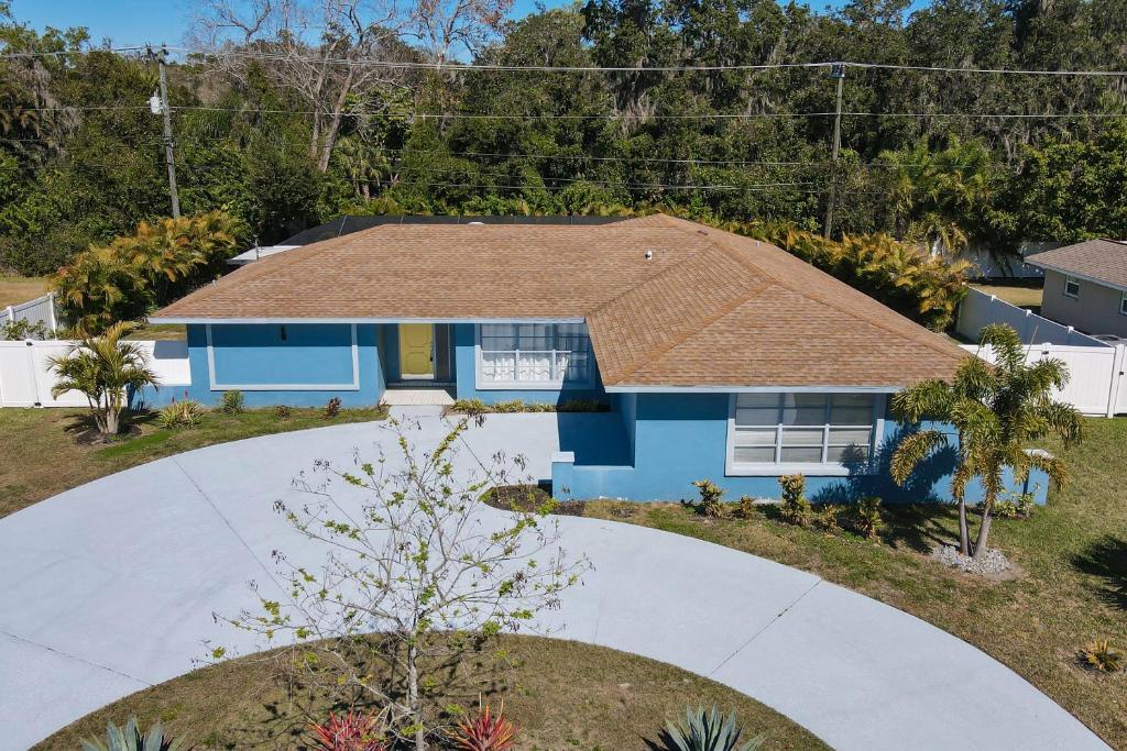 una vista aérea de una casa azul con techo marrón en Sarasota Serenity en Sarasota