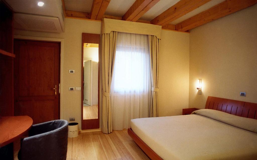 Postel nebo postele na pokoji v ubytování Hotel Della Torre 1850