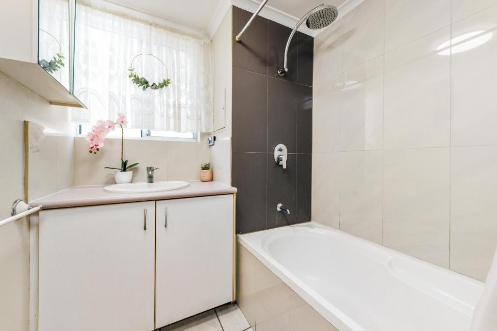 Un baño de Charming CBD Apt 3bd 2bth - walk to Waterfront