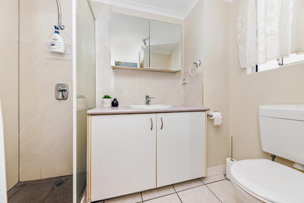 Un baño de Charming CBD Apt 3bd 2bth - walk to Waterfront