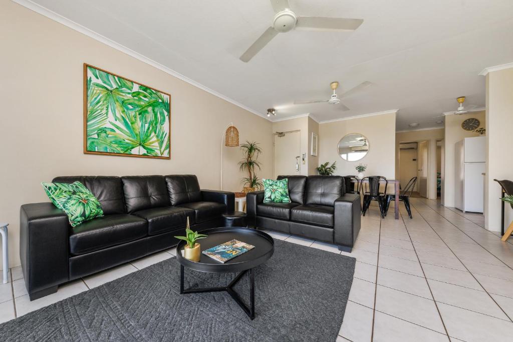 Zona de estar de Charming CBD Apt 3bd 2bth - walk to Waterfront