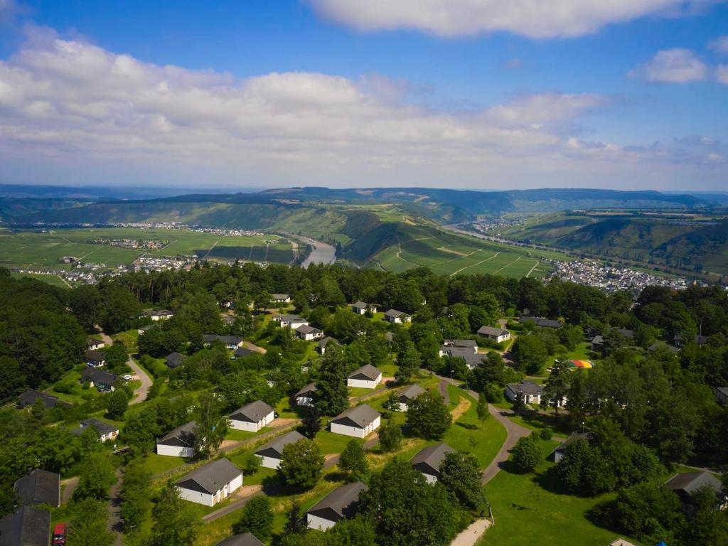 eine Luftansicht eines kleinen Dorfes in den Hügeln in der Unterkunft Landal Sonnenberg in Leiwen