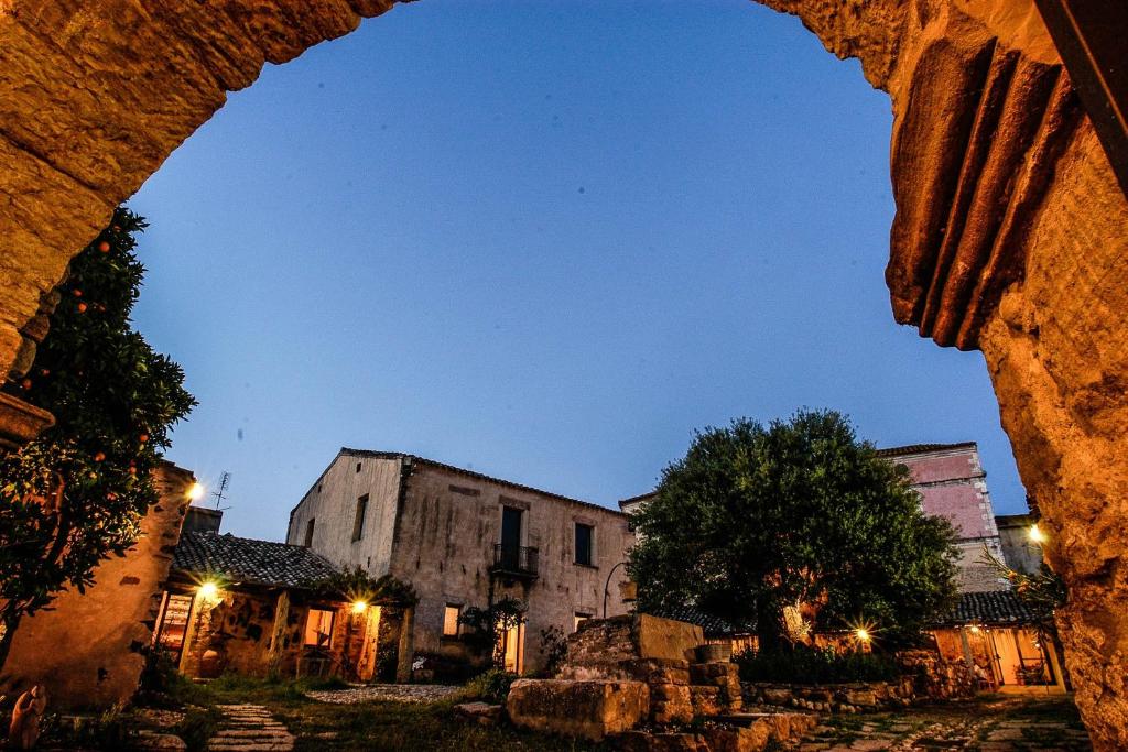 - une vue sur la vieille ville la nuit dans l'établissement Omu Axiu, à Orroli