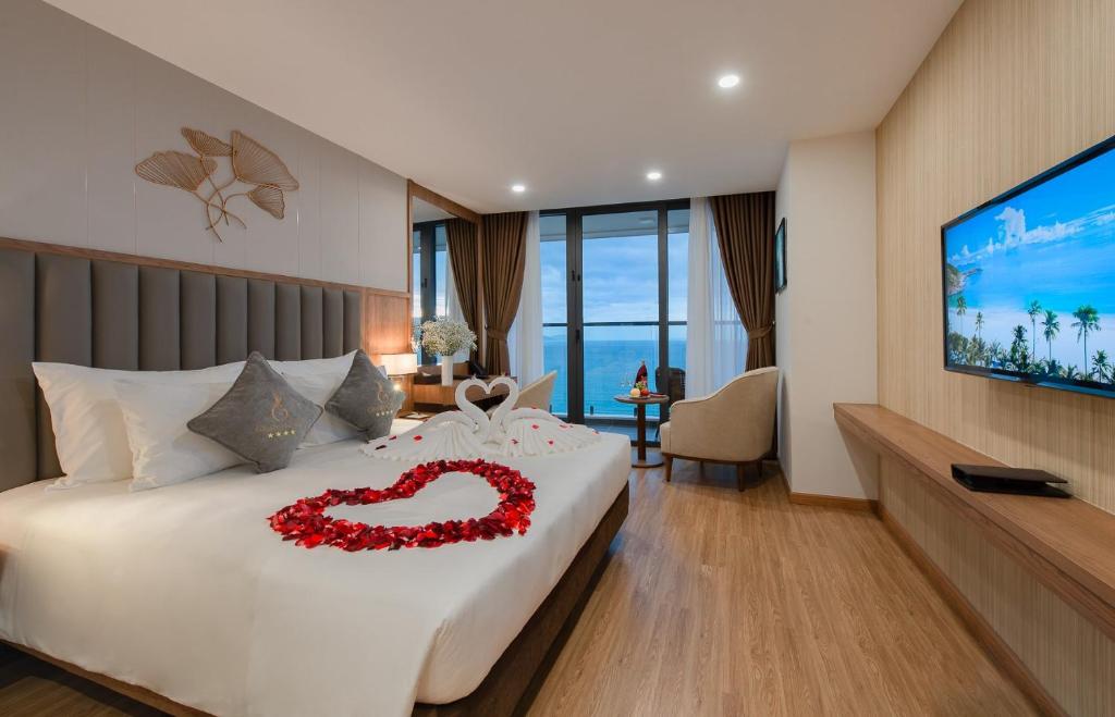 Giường trong phòng chung tại Grand Gosia Hotel