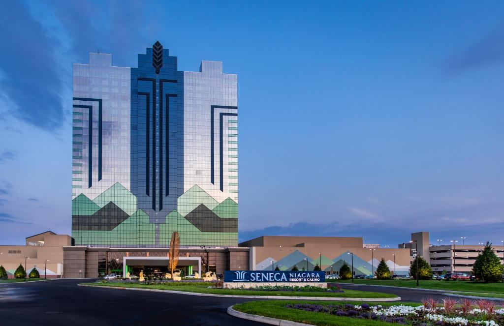 un rendimiento del edificio médico Sasha en Seneca Niagara Resort & Casino, en Niagara Falls