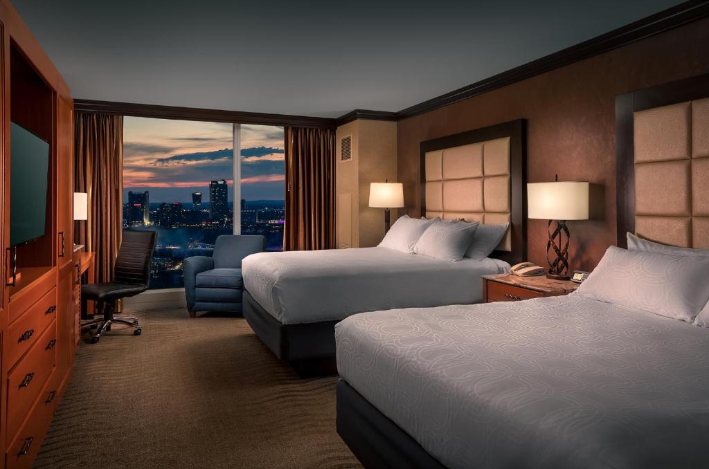 Postel nebo postele na pokoji v ubytování Seneca Niagara Resort & Casino