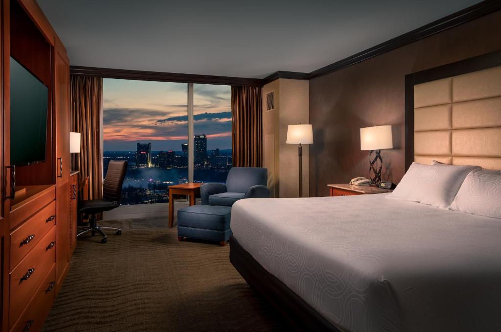 Postel nebo postele na pokoji v ubytování Seneca Niagara Resort & Casino