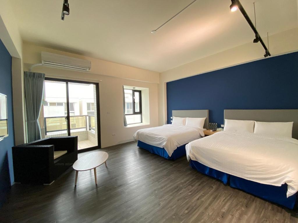 Un pat sau paturi într-o cameră la Life Inn