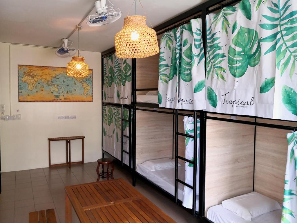 Habitación con 4 literas y mesa. en Akinabalu Youth Hostel, en Kota Kinabalu