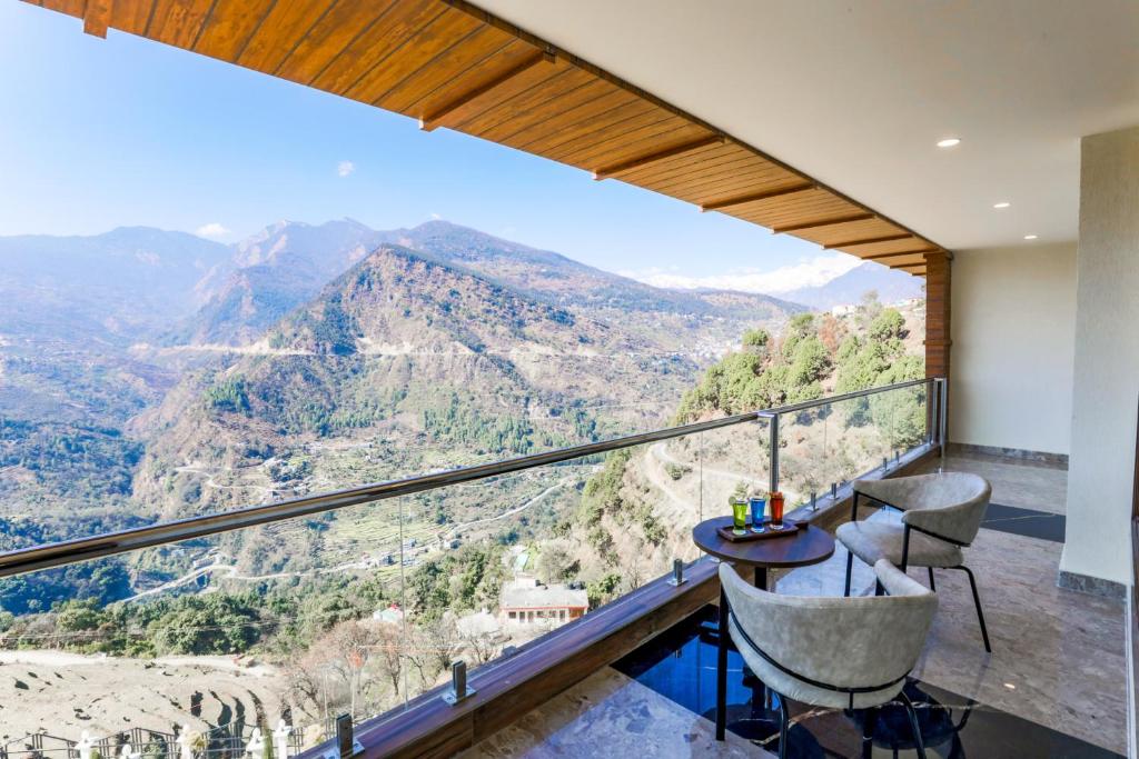 Regenta Resort Madhuganga Ukhimath - Luxury Suite Mountain View Room Met Privébalkon