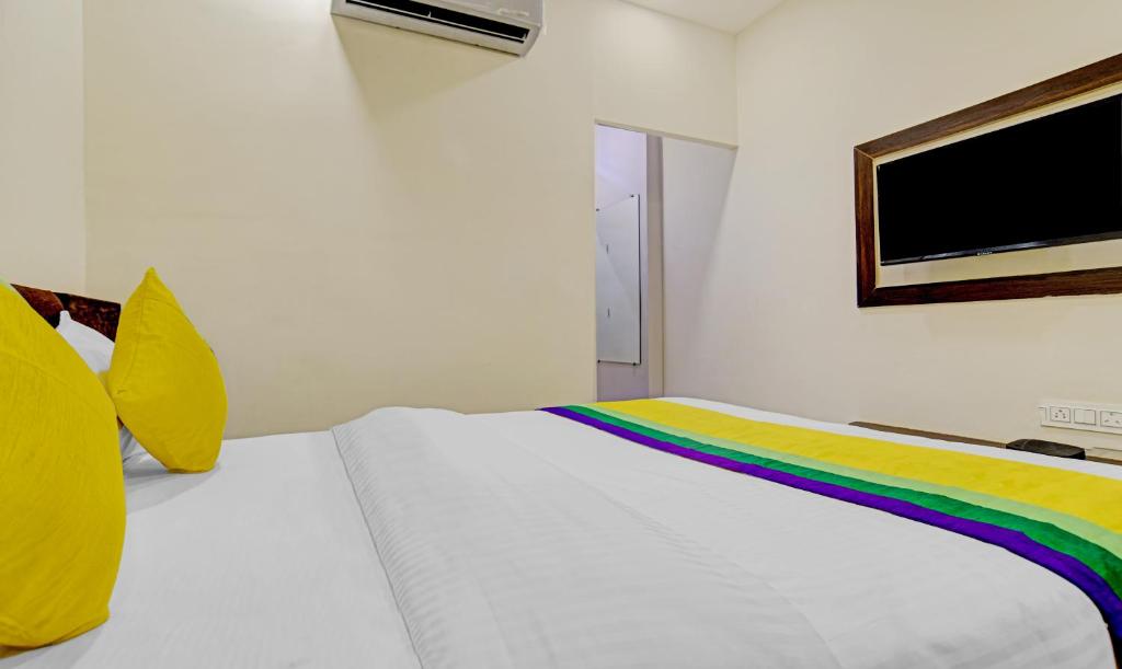 Postel nebo postele na pokoji v ubytování Hotel Anand Shree,Indore